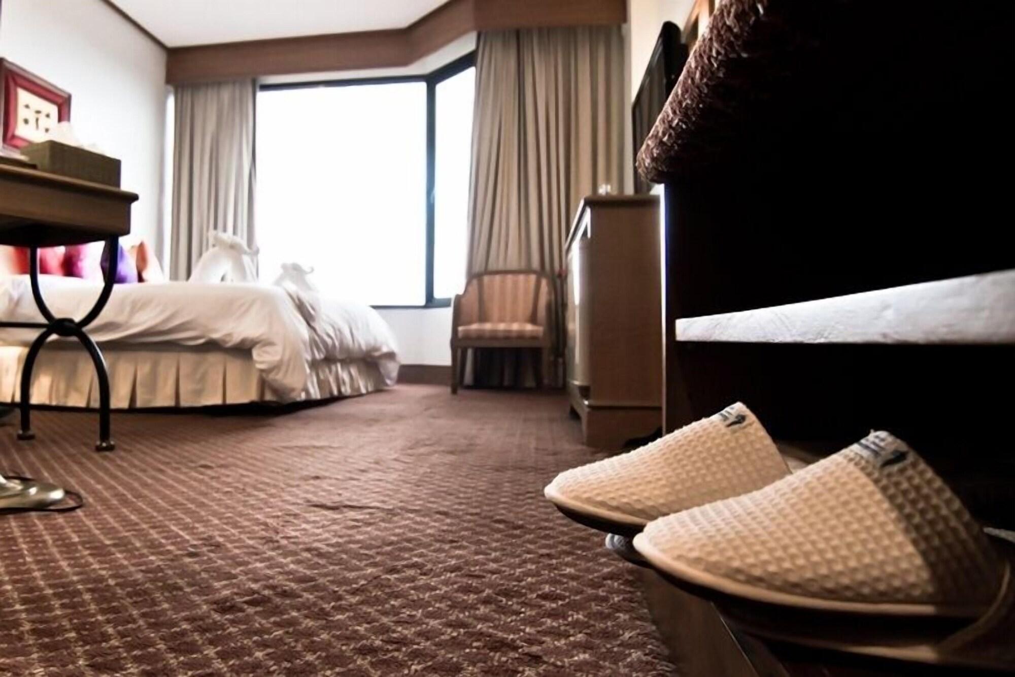 Laithong Hotel Убон Ратчатани Екстериор снимка
